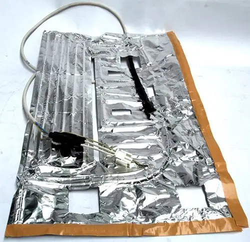 Bodenplatte aus reflektierendem Material mit Anschlusskabel, geeignet für die Heizungssysteme von Daikin, zeigt mögliche Heizflächen zur Montage.
